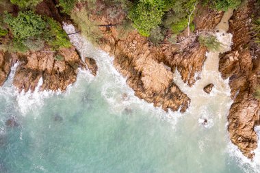 Üst görünüm deniz dalgaları doğa arkaplanı, kayalara çarpan inanılmaz dalgalar deniz manzarası