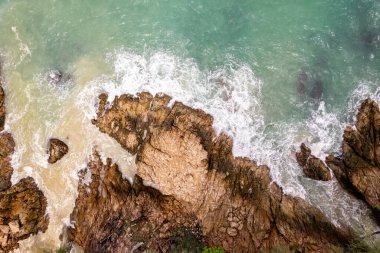 Üst görünüm deniz dalgaları doğa arkaplanı, kayalara çarpan inanılmaz dalgalar deniz manzarası