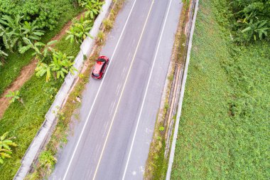 Kırmızı SUV aracının yukarıdan aşağıya doğru yüksek açılı görüntüsü