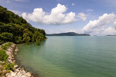 Üst görünüm deniz dalgaları doğa arkaplanı, kayalara çarpan inanılmaz dalgalar deniz manzarası