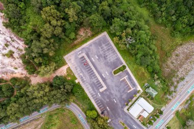 Park alanındaki araçların hava görüntüsü.