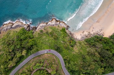 Üst görünüm deniz dalgaları doğa arkaplanı, kayalara çarpan inanılmaz dalgalar deniz manzarası
