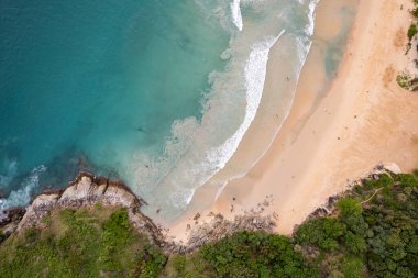 Sahilin en üst manzarası deniz doğası arka planı, inanılmaz dalgalar kumsal arka planı.