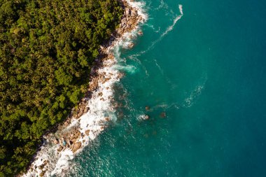 Üst görünüm deniz dalgaları doğa arkaplanı, kayalara çarpan inanılmaz dalgalar deniz manzarası