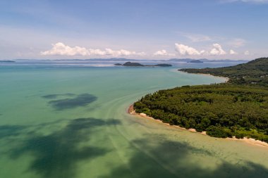 Üst görünüm deniz dalgaları doğa arkaplanı, kayalara çarpan inanılmaz dalgalar deniz manzarası