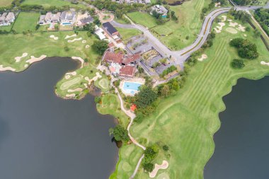 Yeşil golf sahasının hava manzarası spor arka planı ve seyahat için yukarıdan aşağıya görüntü, inanılmaz yeşil doğa manzarası.