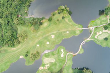 Yeşil golf sahasının hava manzarası spor arka planı ve seyahat için yukarıdan aşağıya görüntü, inanılmaz yeşil doğa manzarası.