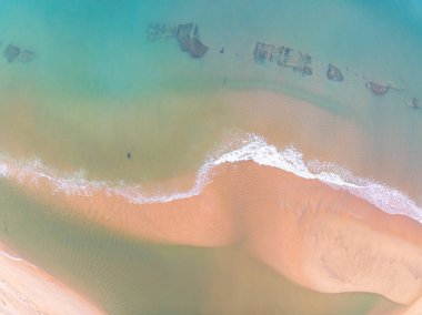Deniz yüzeyi deniz manzaralı, deniz manzaralı, pembe kumlu plaj manzaralı, yaz arkaplanı ve tatil konsepti harika.