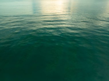 Hava manzaralı güzel deniz yüzeyi arka planı, inanılmaz dalgalar okyanus arka planını şekillendiriyor.