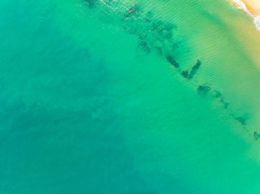 Hava manzaralı güzel deniz yüzeyi arka planı, inanılmaz dalgalar okyanus arka planını şekillendiriyor.