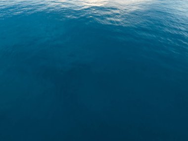 Hava manzaralı güzel deniz yüzeyi arka planı, inanılmaz dalgalar okyanus arka planını şekillendiriyor.