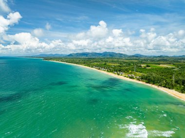 Güzel kumsal güneşli gökyüzü manzarası, güzel doğa sahili arka planı