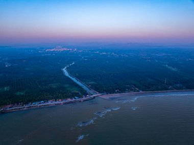 İnanılmaz gün batımı ya da gün doğumu gökyüzü manzarası, güzel doğa renkli arkaplan