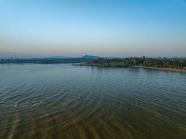 Hava manzaralı güzel deniz yüzeyi arka planı, inanılmaz dalgalar okyanus arka planını şekillendiriyor.