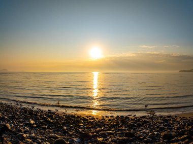 İnanılmaz gün batımı ya da gün doğumu gökyüzü manzarası, güzel doğa renkli arkaplan
