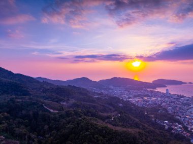 Patong körfezi Phuket şehri Tayland 'da güzel gün batımı manzarası.