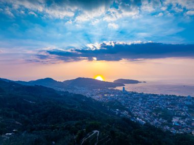 Patong körfezi Phuket şehri Tayland 'da güzel gün batımı manzarası.