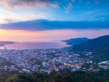 Patong körfezi Phuket şehri Tayland 'da güzel gün batımı manzarası.