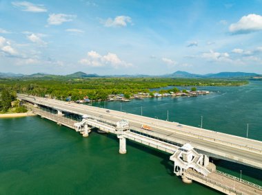Yüksek açılı Sarasin Köprüsü Tayland Phuket Adası