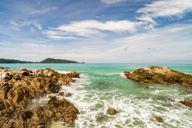 Üst görüntü dalgaları kayalara çarpıyor. Deniz manzarası, geniş açı, deniz doğası arka plan.