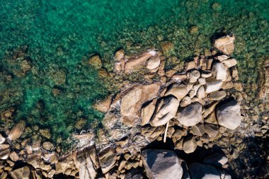 Üst görüntü dalgaları kayalara çarpıyor. Deniz manzarası, geniş açı, deniz doğası arka plan.