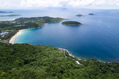 Mavi deniz yüzeyinin hava görüntüsü su dokusu arka plan ve güneş yansımaları Havadan uçan dron görüntüsü Phuket Adası Tayland 'daki güneşli tropikal okyanusta su yüzeyi dokusu dalgaları