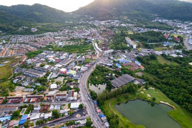 İHA kamerasından Kathu bölgesi Phuket Tayland 'ın havadan görüntüsü