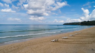 Mavi deniz yüzeyinin hava görüntüsü su dokusu arka plan ve güneş yansımaları Havadan uçan dron görüntüsü Phuket Adası Tayland 'daki güneşli tropikal okyanusta su yüzeyi dokusu dalgaları