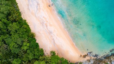 Muhteşem Top View deniz manzarası arka planı, kumlu deniz manzarası arka planına çarpan yaz dalgaları, yüksek açılı okyanus doğası