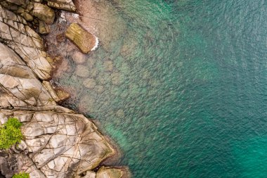 Üst görüntü dalgaları kayalara çarpıyor. Deniz manzarası, geniş açı, deniz doğası arka plan.