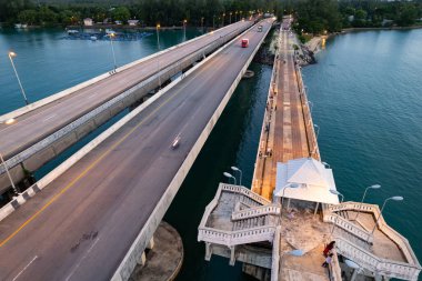 Yüksek açılı Sarasin Köprüsü Tayland Phuket Adası
