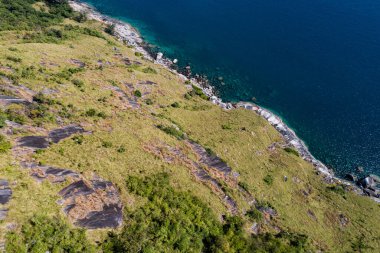 Üst görüntü dalgaları kayalara çarpıyor. Deniz manzarası, geniş açı, deniz doğası arka plan.