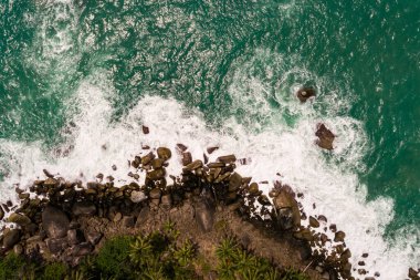 Üst görüntü dalgaları kayalara çarpıyor. Deniz manzarası, geniş açı, deniz doğası arka plan.