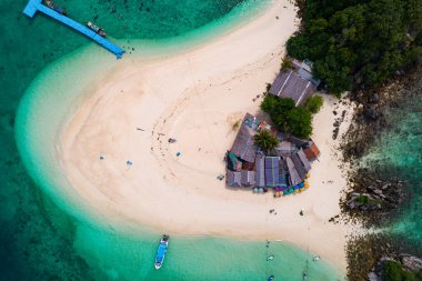 Muhteşem Top View deniz manzarası arka planı, kumlu deniz manzarası arka planına çarpan yaz dalgaları, yüksek açılı okyanus doğası