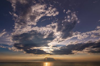 Hava manzaralı günbatımı gökyüzü, doğa güzel gün batımı ya da deniz yüzeyinde gün doğumu, okyanusta bulutlu ve dalgalı renkli günbatımı gökyüzü, geniş açılı deniz arka planı