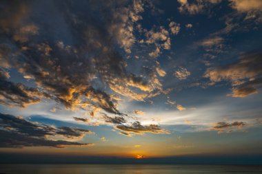Hava manzaralı günbatımı gökyüzü, doğa güzel gün batımı ya da deniz yüzeyinde gün doğumu, okyanusta bulutlu ve dalgalı renkli günbatımı gökyüzü, geniş açılı deniz arka planı