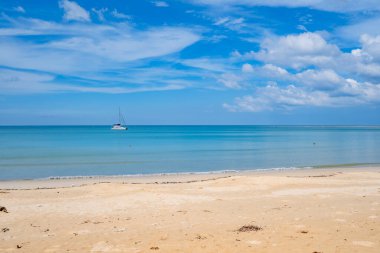 Boş tropikal plaj ve deniz manzarası güneşli bir günde güzel kumlu sahil ve deniz, güzel bir günde mavi gökyüzü, deniz manzarası doğa arka planı.