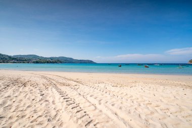 Boş tropikal plaj ve deniz manzarası güneşli bir günde güzel kumlu sahil ve deniz, güzel bir günde mavi gökyüzü, deniz manzarası doğa arka planı.