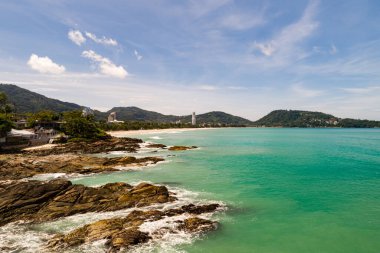 Üst görüntü dalgaları kayalara çarpıyor. Deniz manzarası, geniş açı, deniz doğası arka plan.