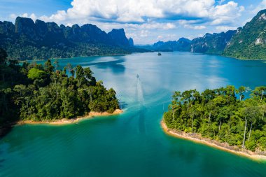 Tayland 'daki tropikal yağmur ormanlarının, Khao Sok Tayland manzaralı dağların Khao Sok Ulusal Parkı' ndaki göl manzaralı insansız hava aracı görüntüleri.