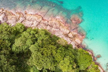 Üst görüntü dalgaları kayalara çarpıyor. Deniz manzarası, geniş açı, deniz doğası arka plan.