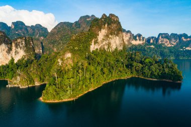 Tayland 'daki tropikal yağmur ormanlarının, Khao Sok Tayland manzaralı dağların Khao Sok Ulusal Parkı' ndaki göl manzaralı insansız hava aracı görüntüleri.