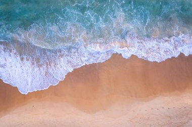 Muhteşem Top View deniz manzarası arka planı, kumlu deniz manzarası arka planına çarpan yaz dalgaları, yüksek açılı okyanus doğası