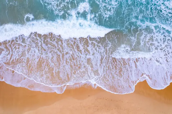 Muhteşem Top View deniz manzarası arka planı, kumlu deniz manzarası arka planına çarpan yaz dalgaları, yüksek açılı okyanus doğası