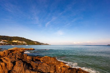 Doğa manzarası mavi gökyüzü beyaz bulutlar güzel hava günlerinde deniz üzerinde