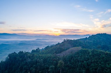 Doğa güzel gün batımı ya da dağların üzerinde gün doğumu, bulutların oluşturduğu renkli günbatımı gökyüzü, geniş açı arka plan.