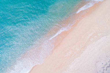 Hava manzaralı plaj arka planı, kumlu sahilde dalgaların çarpıştığı doğa okyanusu, en tepedeki doğa manzaralı deniz kumu arka planı.