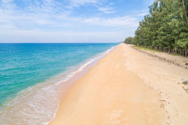 Güneşli bir günde güzel kumlu sahil ve deniz, güzel bir günde mavi gökyüzü, deniz bölgesi doğa arka planı.