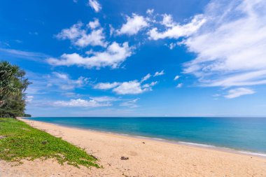 Güneşli bir günde güzel kumlu sahil ve deniz, güzel bir günde mavi gökyüzü, deniz bölgesi doğa arka planı.