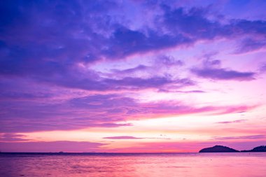Doğa güzel gün batımı ya da deniz yüzeyinde gün doğumu, okyanusta bulutlu ve dalgalı renkli günbatımı, geniş açılı deniz arka planı